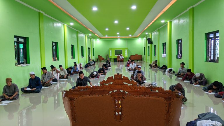 Ikhtibar tengah semester genap Ma'had Aly Assunniyyah Sanah dirosiyyah 1443-1444 H di Aula Madrasah Pondok Pesantren Assunniyyah Kencong Jember Jawa Timur