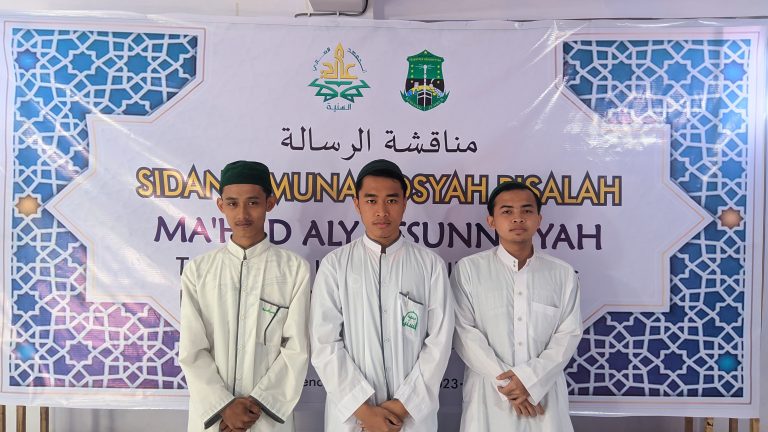Foto bersama Mahasantri Ma'had Aly Assunniyyah Kencong Jember Jawa Timur pasca Sidang munaqosyah Risalah di hari pertama