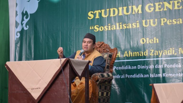 Sambutan KH Ahmad Ghonim Jauhari pada studium general dengan tema sosialisasi Undang-undang pesantren