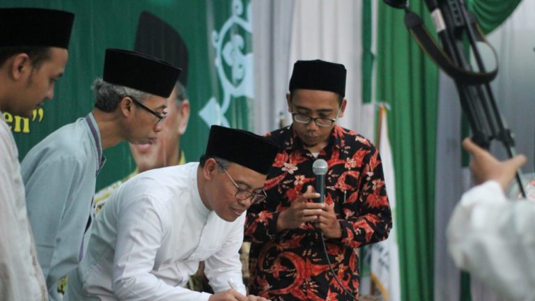 Ttd Peresmian Ma'had Aly Assunniyyah oleh dirjen pd pontren Bpk. Dr. Ahmad Zayadi